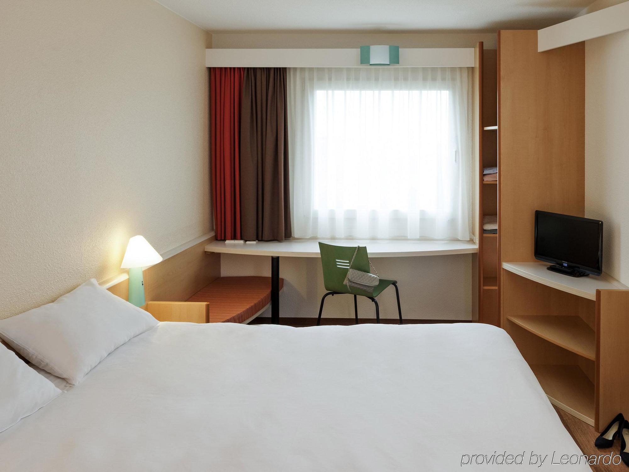Ibis Lyon L'Isle D'Abeau Hotel Exterior foto