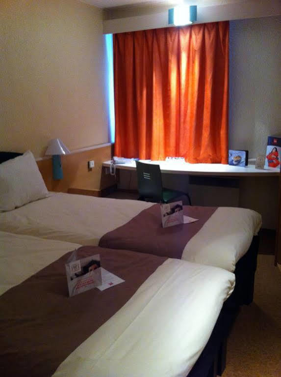 Ibis Lyon L'Isle D'Abeau Hotel Exterior foto